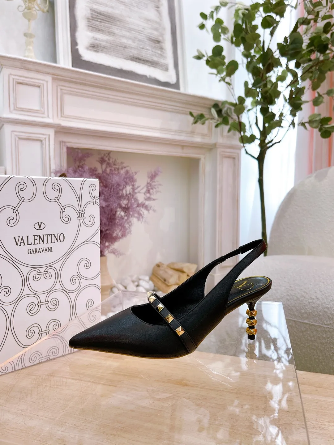 👟👟Ex-factory price 420👟👟 Genuine leather sole +40 🆕 Valentino. Valentino👑👑 latest counter series, perfect details, very eye-catching catwalk series recommendation (regular sole + genuine leather sole +40) V family’s popular rivet elements, luxurious and gorgeous! Various colors can be matched with beautiful clothes in spring and summer. There are many choices🎉🎉Exquisite and durable ~ The upper part is very pedicure style. The key point is that it is very good and easy to control. It does not grind the feet and does not tire the feet. It is a walking artifact. The last shape is completely compared to the counter. The details are perfect. Without the original version, it would not be so exquisite! (Note! The heel shape and height are exclusively molded according to the original version) 🔺Material: imported sheepskin, ����Inner padding: imported high-gloss sheepskin lining according to the original version 🔺4 colors: all black + white + black + pink + nude + burgundy 🔺Number of yards: 34 to 42 (customized for 42) 🔺Heel height: 7cm